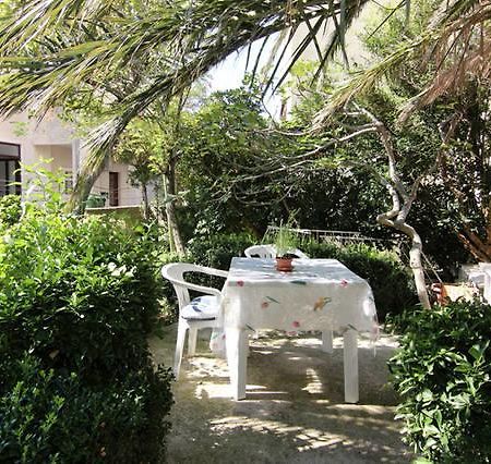 Eco-Apartments With Nice Garden Baška Voda Exteriör bild