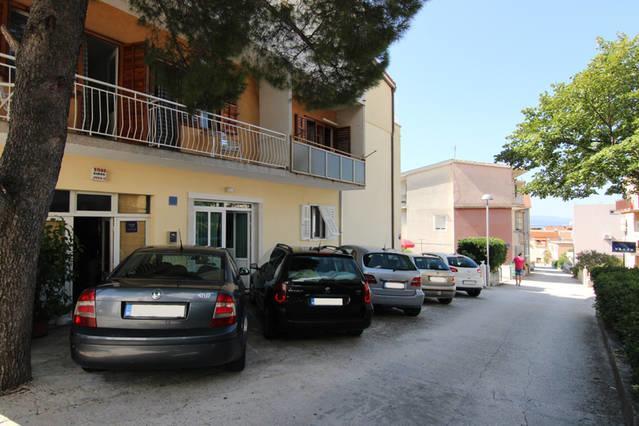 Eco-Apartments With Nice Garden Baška Voda Exteriör bild