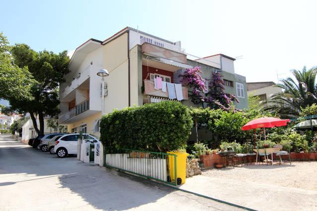 Eco-Apartments With Nice Garden Baška Voda Exteriör bild