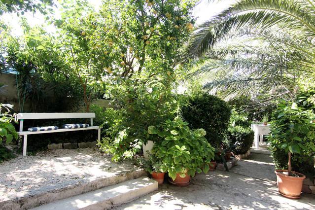 Eco-Apartments With Nice Garden Baška Voda Exteriör bild