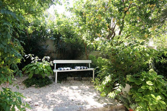 Eco-Apartments With Nice Garden Baška Voda Exteriör bild