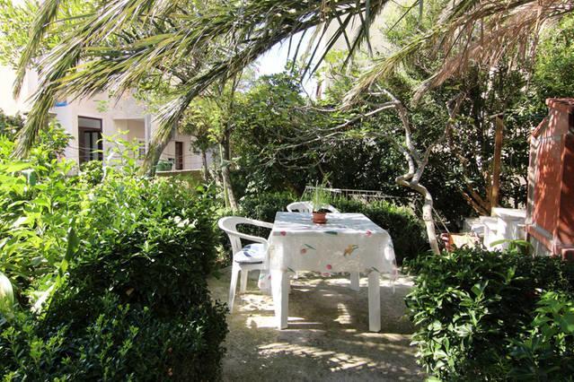 Eco-Apartments With Nice Garden Baška Voda Exteriör bild
